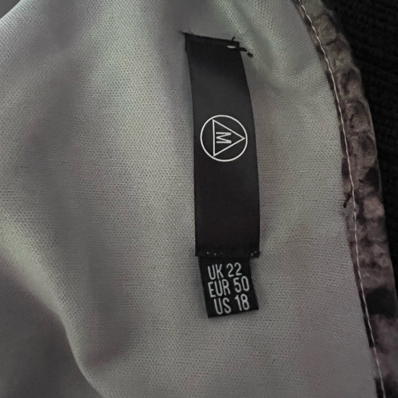 Brand Missguided. Size 22. Mini dress/long top. Snake skin print. Polyester - Picture 12 of 12